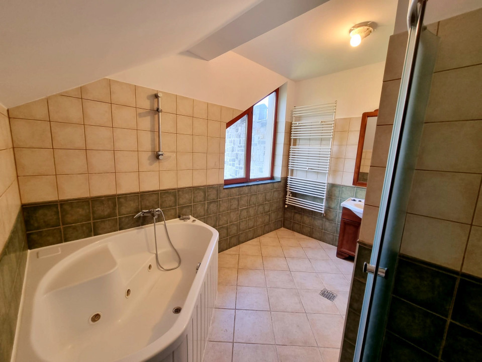 Apartament 4 camere, curte, locuri de parcare, centrala termica | Valea Oltului