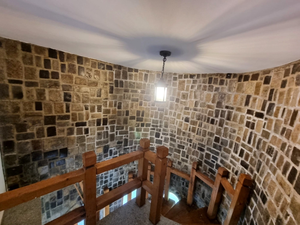 Apartament 4 camere, curte, locuri de parcare, centrala termica | Valea Oltului
