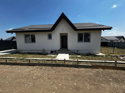 Vânzare casă parter  cu 4 camere Vedere la lac| Crevedia -Strada Caisului