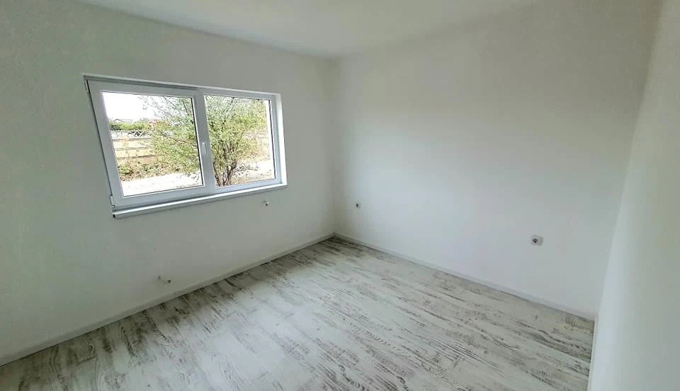 Vânzare casă parter  cu 4 camere Vedere la lac| Crevedia -Strada Caisului