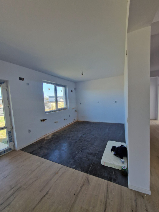 Vânzare casă parter  cu 4 camere Vedere la lac| Crevedia -Strada Caisului