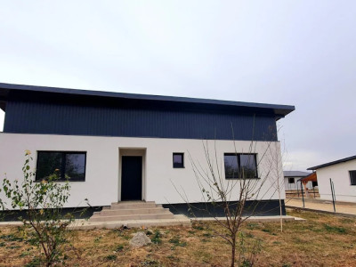 Vânzare casă parter  cu 4 camere Vedere la lac| Crevedia -Strada Caisului